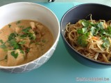 Kip panaeng curry en noedels